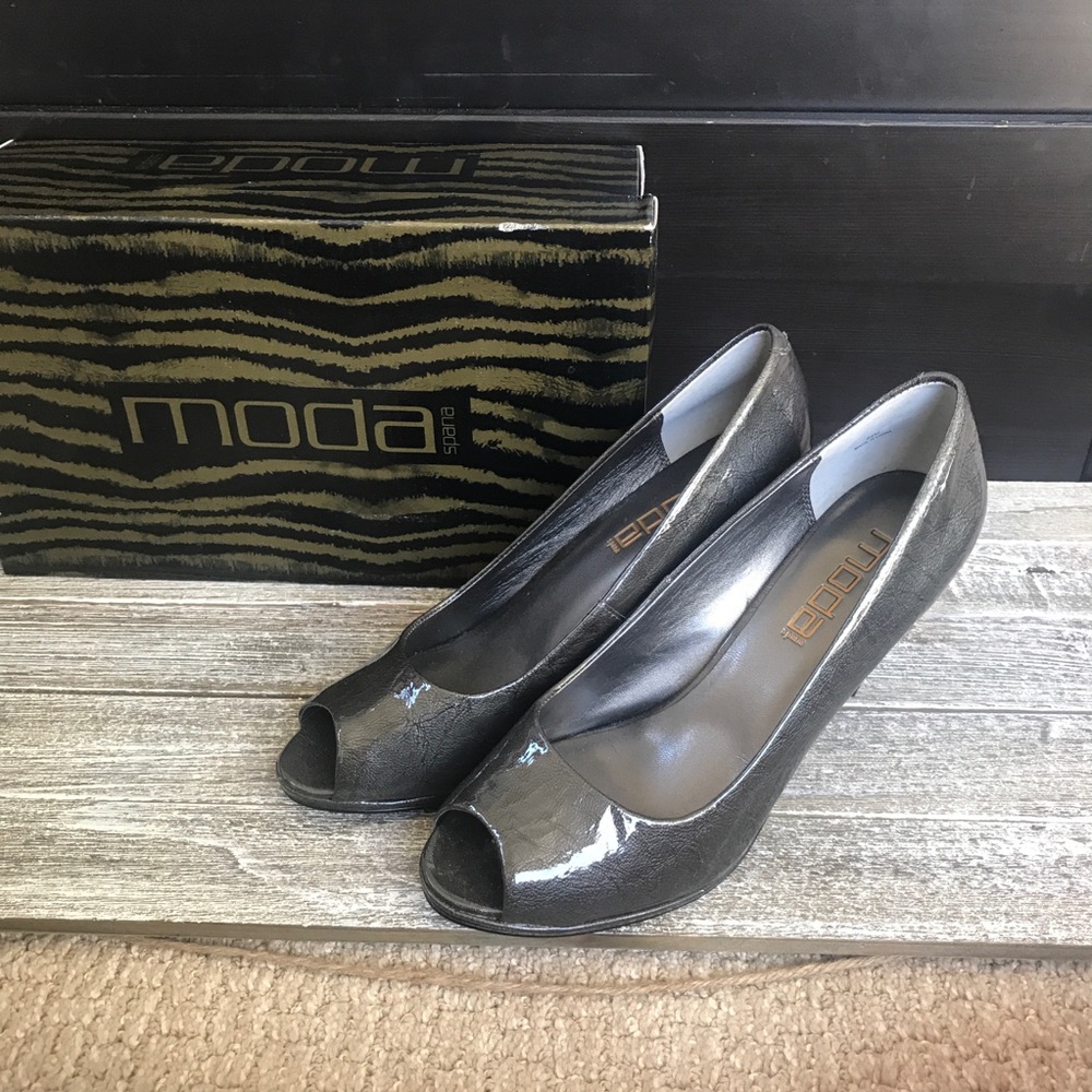 ⭐️ NWT and original box Moda Spana heels